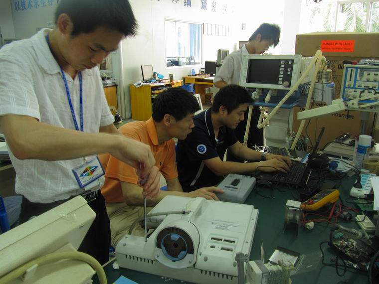 2 nghề thu nhập khủng liên quan tới thiết bị y tế